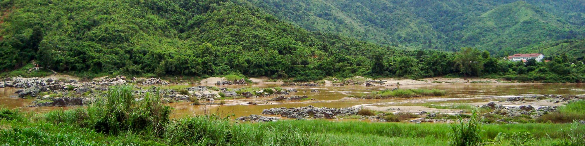 เชียงของ, เชียงราย, ประเทศไทย: ในพื้นที่ที่ดินได้ปลูกไม้สักอายุประมาณ 30 ปี ด้านหลังที่ดินติดแม่น้ำโขง